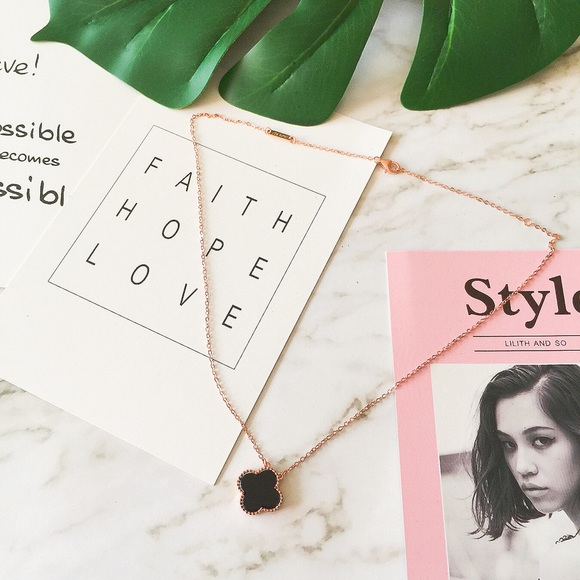 🆕 New Four-Leaf clover fashion necklace (black) - Picture 2 of 8